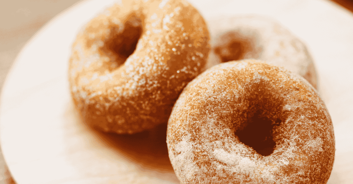 donat taburan gula diatas piring
